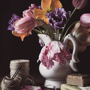 Bukiet tulipanów i książki
