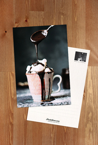 Kubek w paski z gorącą czekoladą i piankami