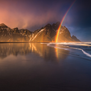Tęcza na plaży w Stokness, Islandia