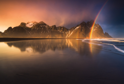 Tęcza na plaży w Stokness, Islandia