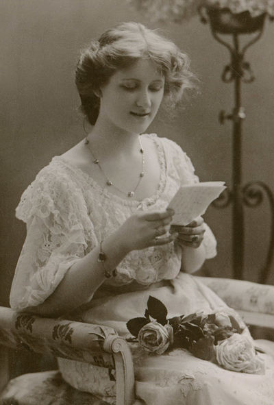 Dziewczyna czytająca list