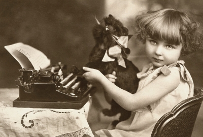 Dziewczynka z pieskiem i maszyną do pisania