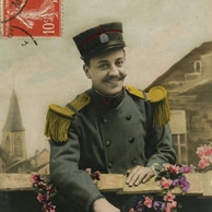 Uśmiechnięty listonosz