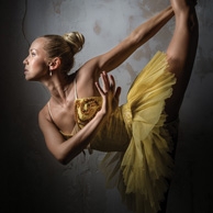 Baletnica w żółtej sukience