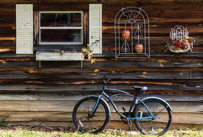 Rower i stary drewniany domek