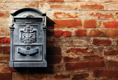 Skrzynka pocztowa & mur
