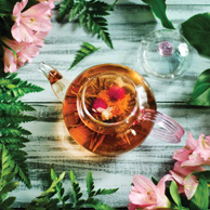 Herbata i różowe lilie