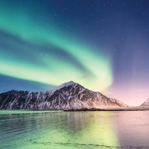 Zorza polarna nad plażą w Norwegii