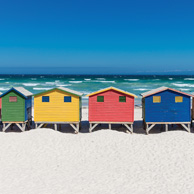 Kolorowe domki na plaży